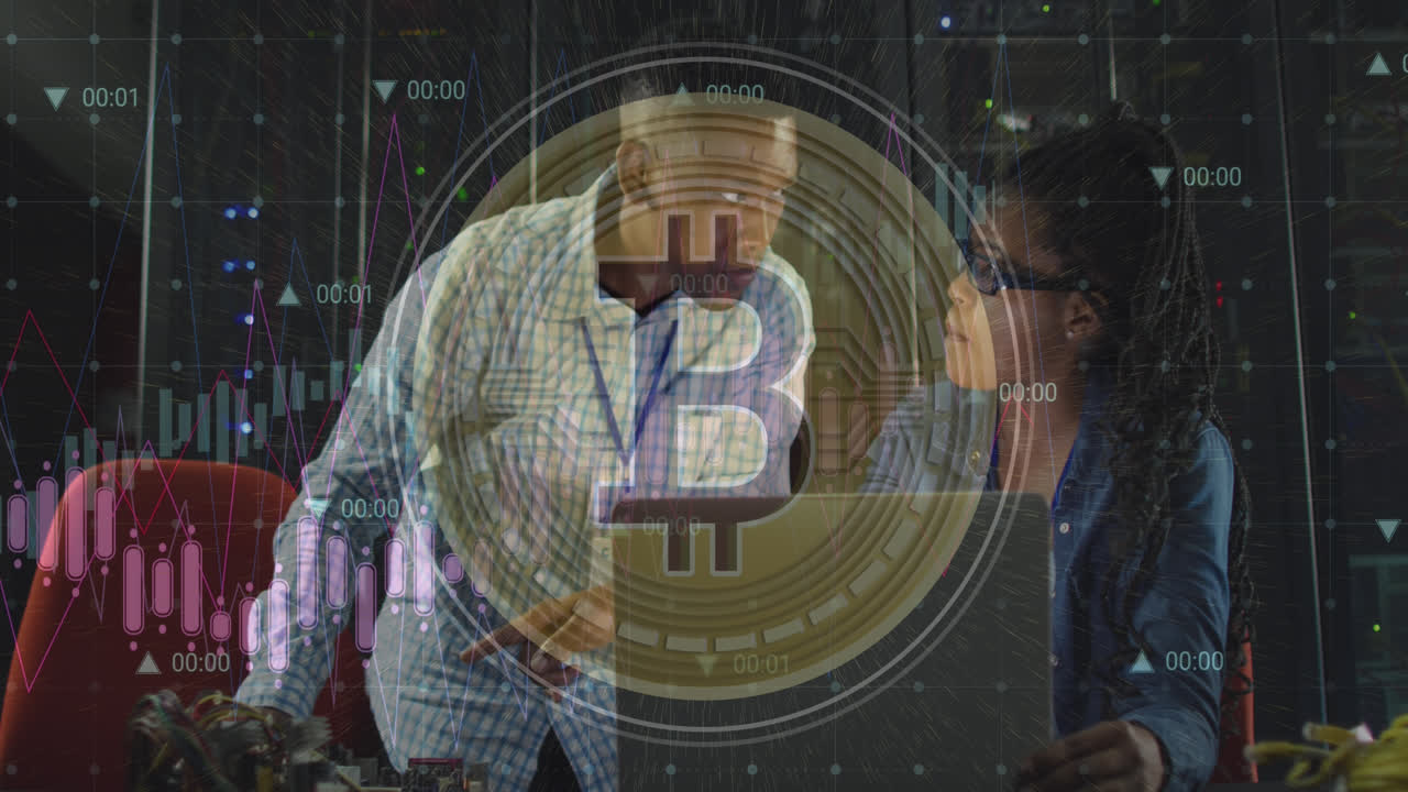 animación de procesamiento de datos y bitcoin sobre trabajadores afroamericanos en la sala de servidores