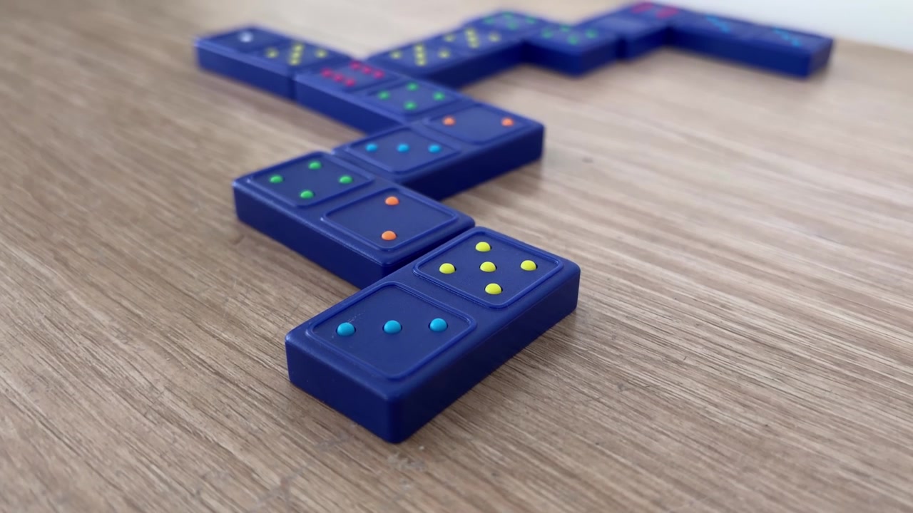 Tessere del domino blu su tavolo di legno, gioco da tavolo, primo piano