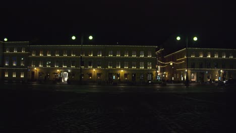 Edificios-Iluminados-Para-La-Línea-De-Navidad-Plaza-Del-Senado-Adoquinada-En-Helsinki