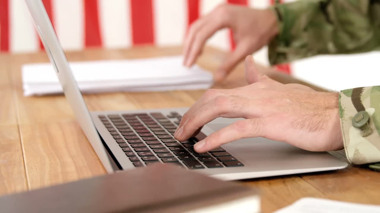 soldado usando una computadora portátil