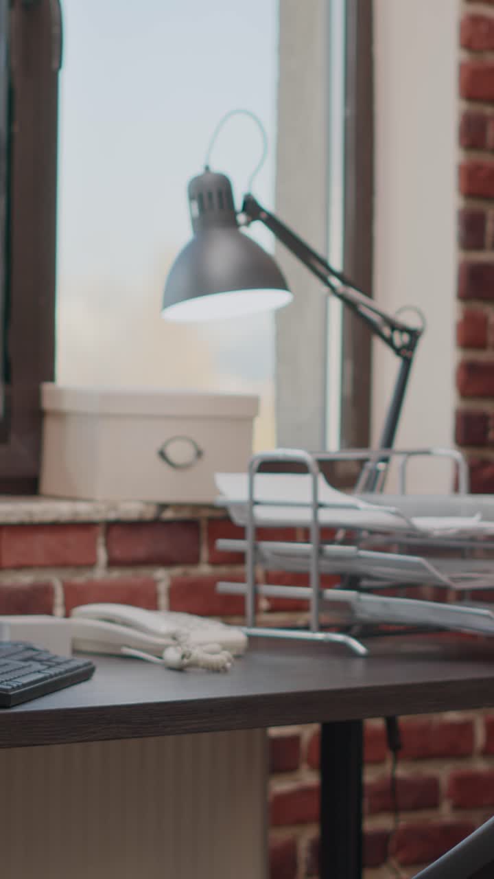 mujer que trabaja en la oficina