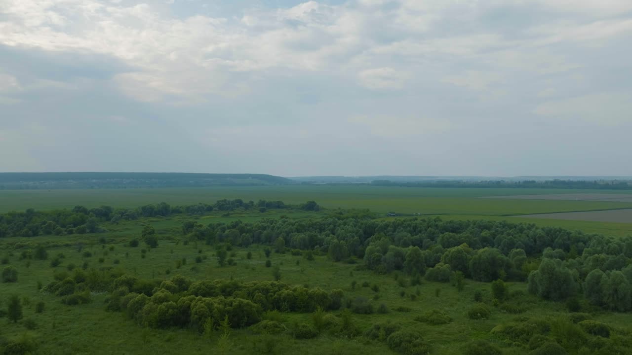 paisaje rural verde con bosques y campos