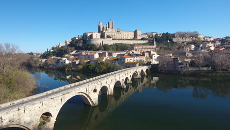 el río orb pont vieux y la catedral de béziers saint nazaire vista aérea de un avión no tripulado