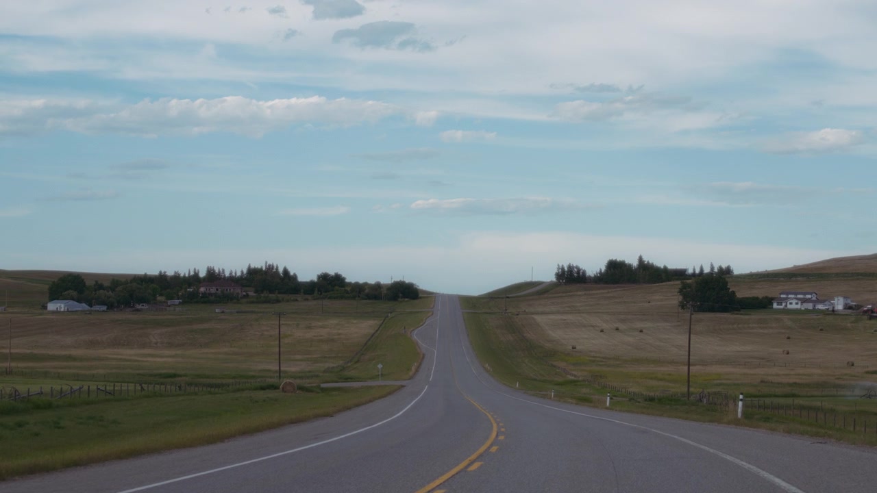 Kører forbi små landsbyer i det sydlige Alberta, Canada.