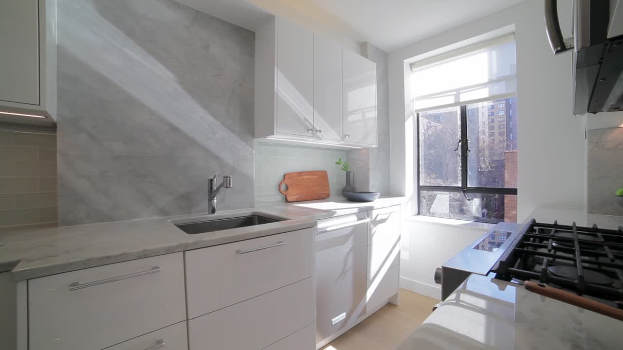 최고급 가전제품을 갖춘 햇빛이 가득한 현대적인 주방