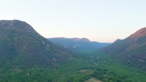 Luftaufnahme-In-Der-Stadt-Alwar,-Aufnahme-Mit-Dem-DJI-Mini-3Pro