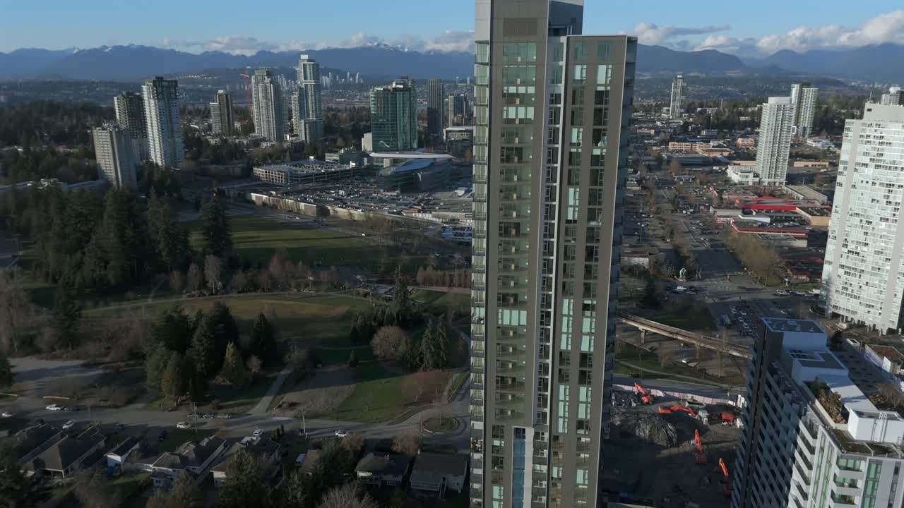 Complesso di appartamenti a molti piani nel quartiere del centro città a Surrey, Columbia Britannica, Canada. Ripresa aerea rotante