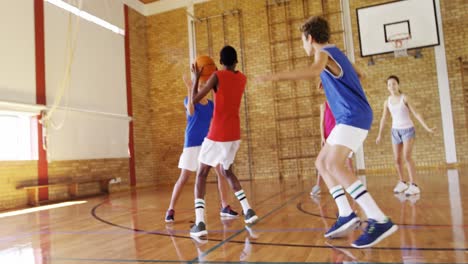 Niños-De-Secundaria-Jugando-Baloncesto-En-La-Cancha