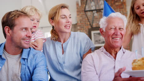 Familia-Multigeneracional-Celebrando-El-Cumpleaños-Del-Abuelo.