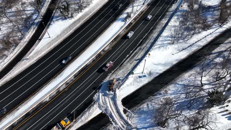 Una-Vista-De-Arriba-Hacia-Abajo-De-Una-Carretera-Después-De-Una-Fuerte-Nevada