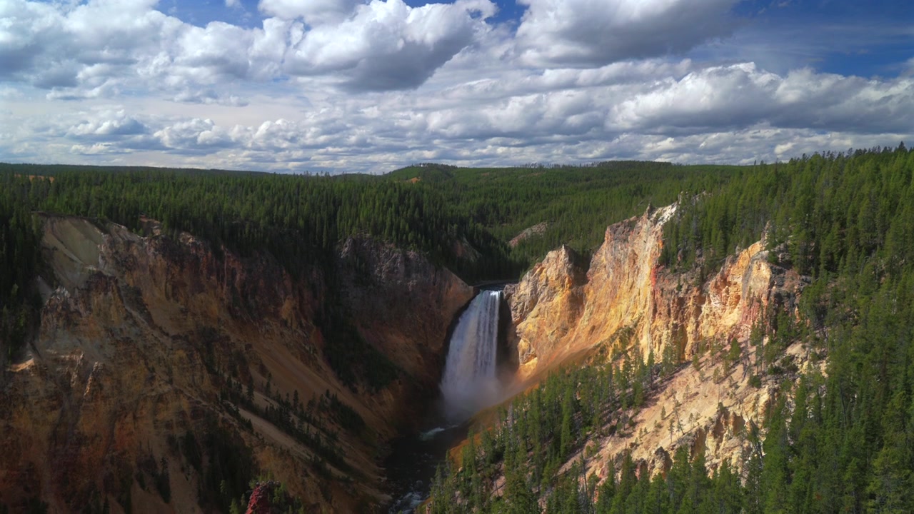 Air terjun bertingkat Grand Canyon Yellowstone, Titik Pandang Inspirasi Lookout, Jalan Lingkar Tepi Utara Taman Nasional Yellowstone Wyoming, pemandangan alam Sungai Yellowstone yang cerah di pagi hari dengan awan bergerak ke bawah.