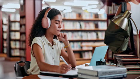 mujer estudiando en una biblioteca