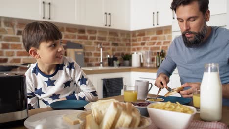 Video-Von-Vater-Und-Sohn-Beim-Gemeinsamen-Frühstück-Am-Morgen