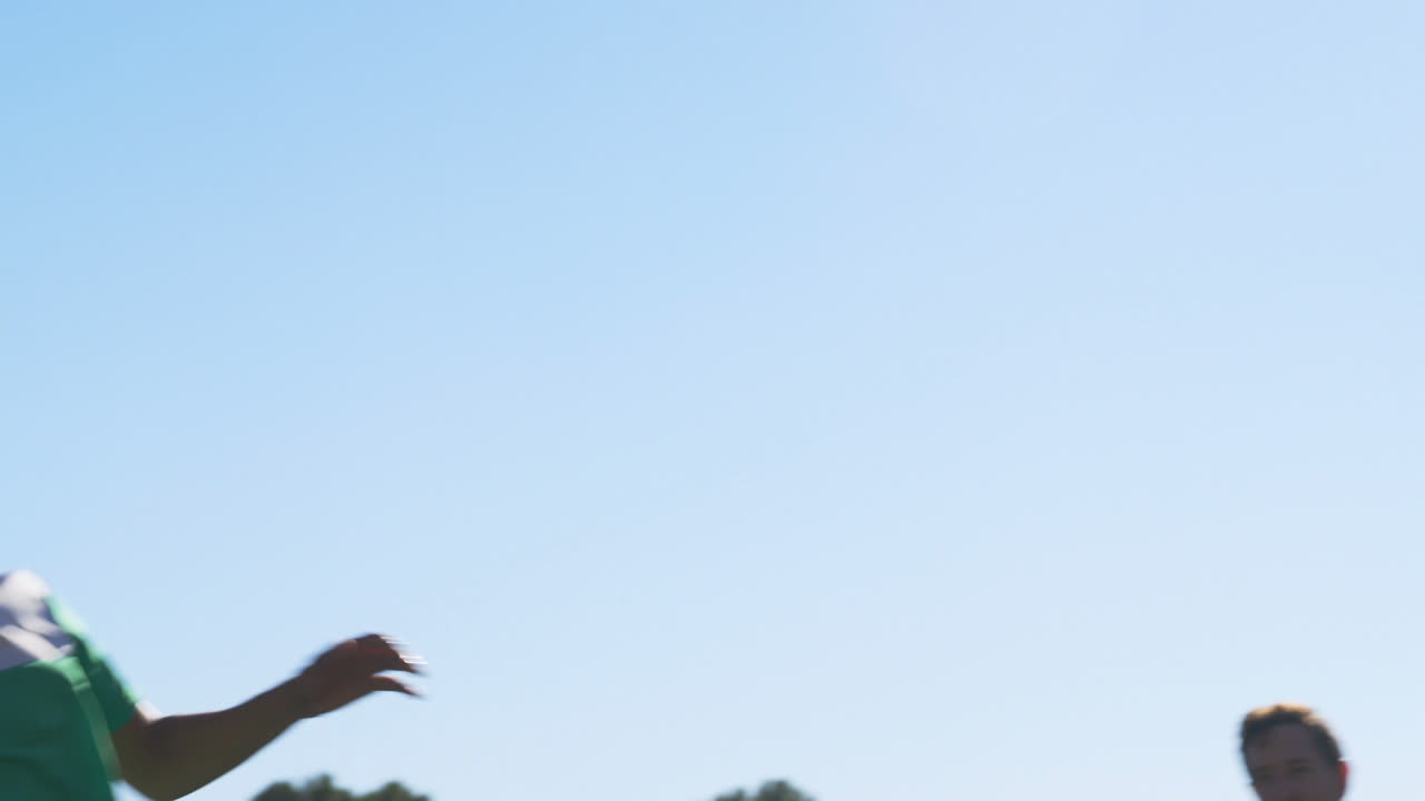 축구 공을 던지는 선수 4k