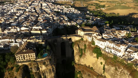 Vista-Aérea-De-Ronda-Al-Atardecer,-Ciudad-En-La-Cima-De-La-Montaña-En-La-Provincia-Española-De-Málaga---Disparo-De-Drones