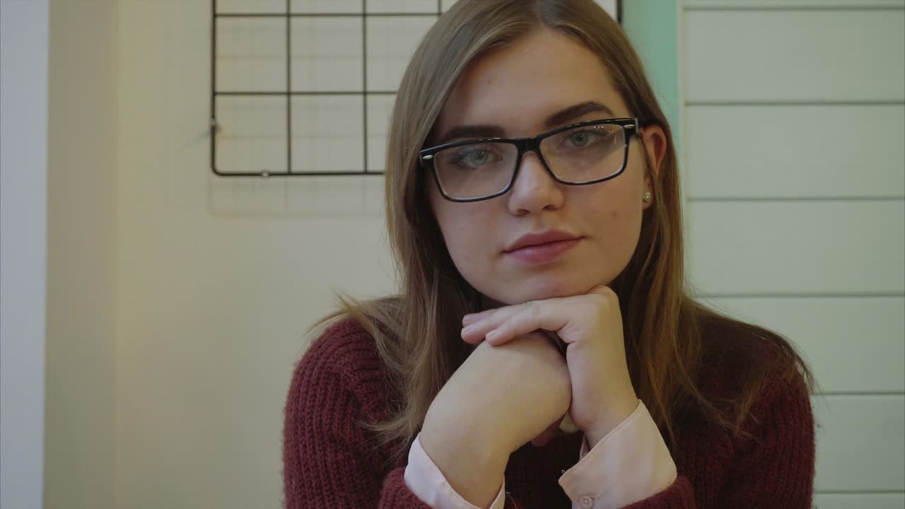 mujer en una cafetería