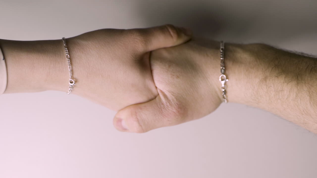 hombre y mujer tomándose de la mano y soltándose