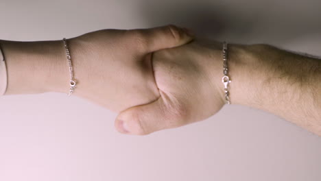 hombre y mujer tomándose de la mano y soltándose