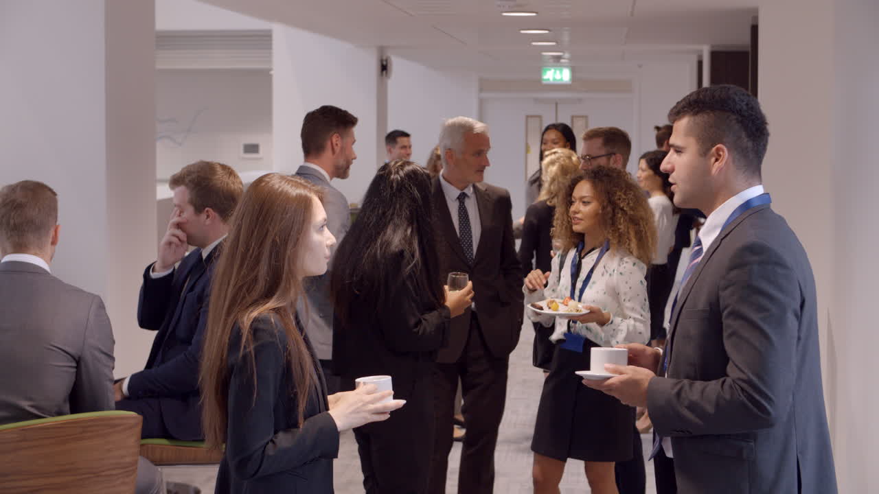 delegados en red durante la pausa para el café en la conferencia