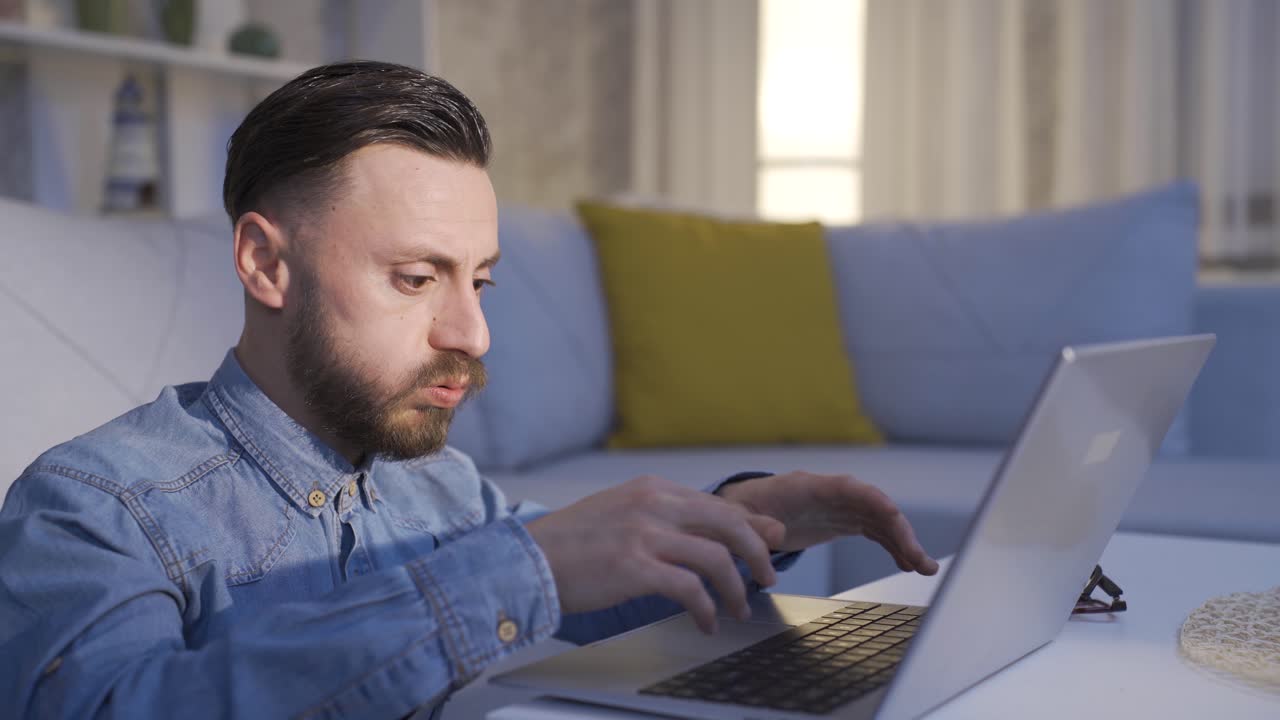 hombre preocupado y estresado mirando la pantalla de la computadora.