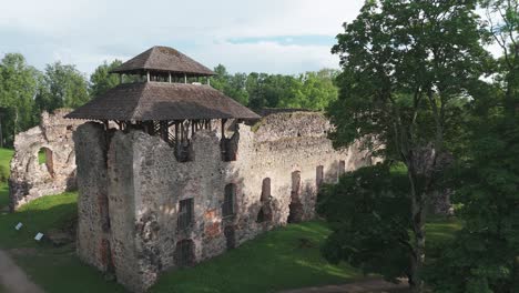 Mittelalterliche-Burgruinen-In-Rauna,-Lettland