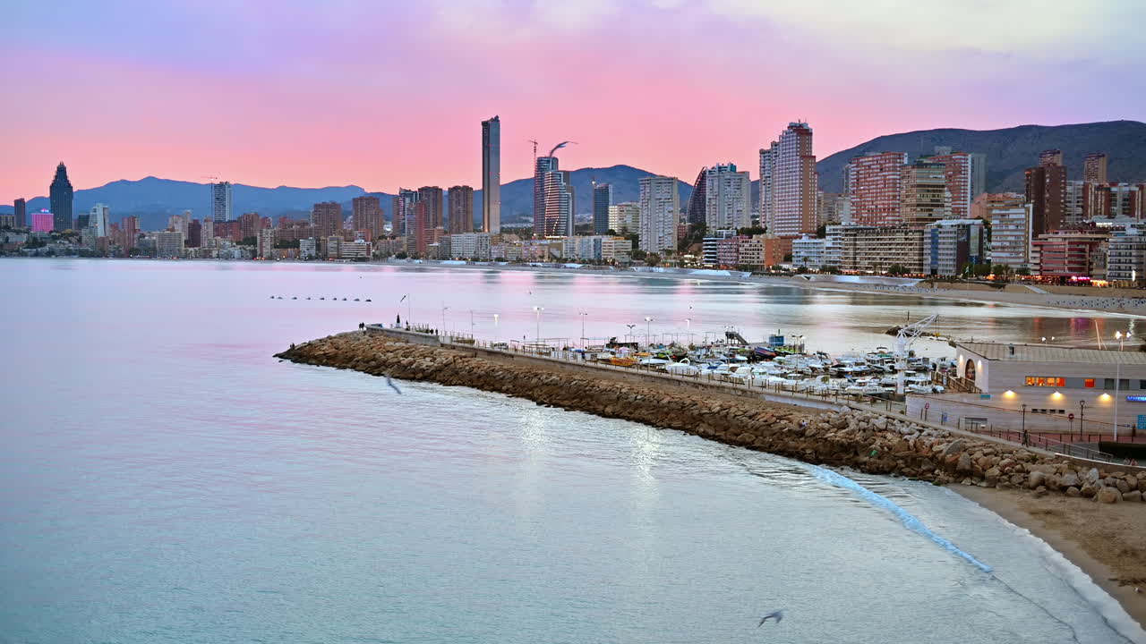 Vista aerea da drone dello skyline di Benidorm, Spagna, al tramonto