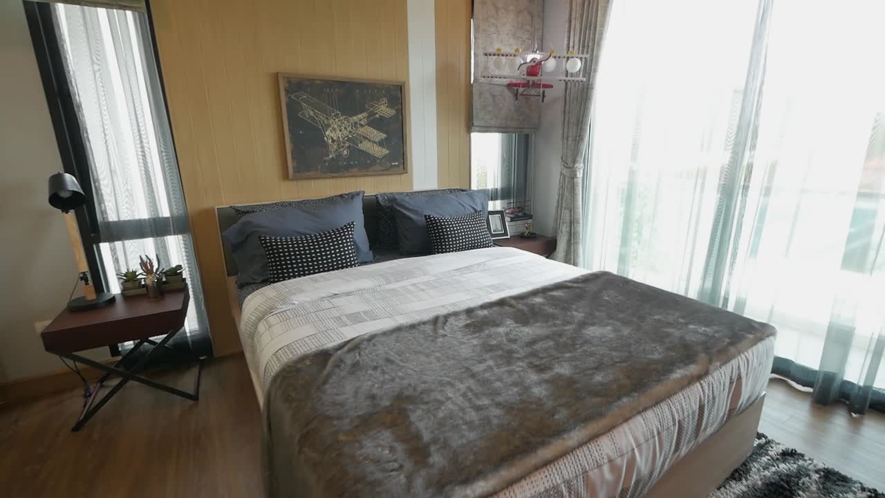 어두운 테마 마스터 침실 장식 연습