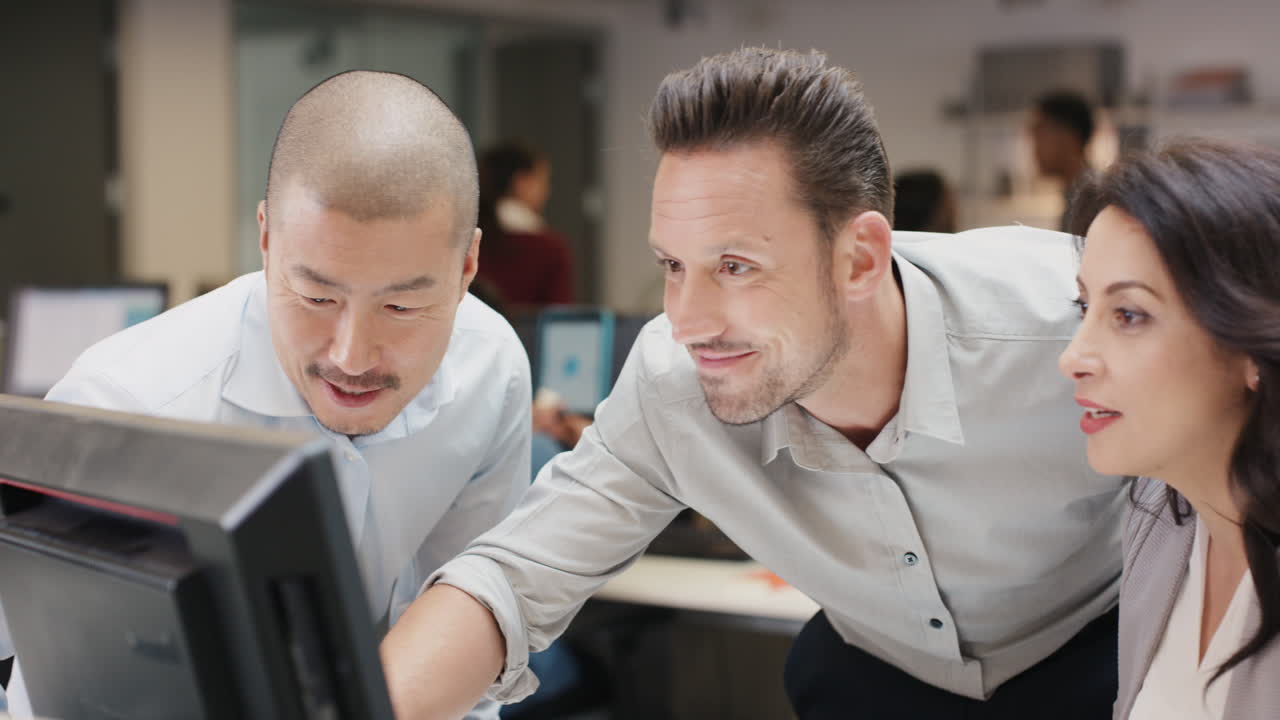 현대적인 유리 사무실에서 창의적인 비즈니스 팀 회의 컴퓨터 화면에서 작업하는 사람들의 다민족 그룹 결합 팀워크 프로젝트