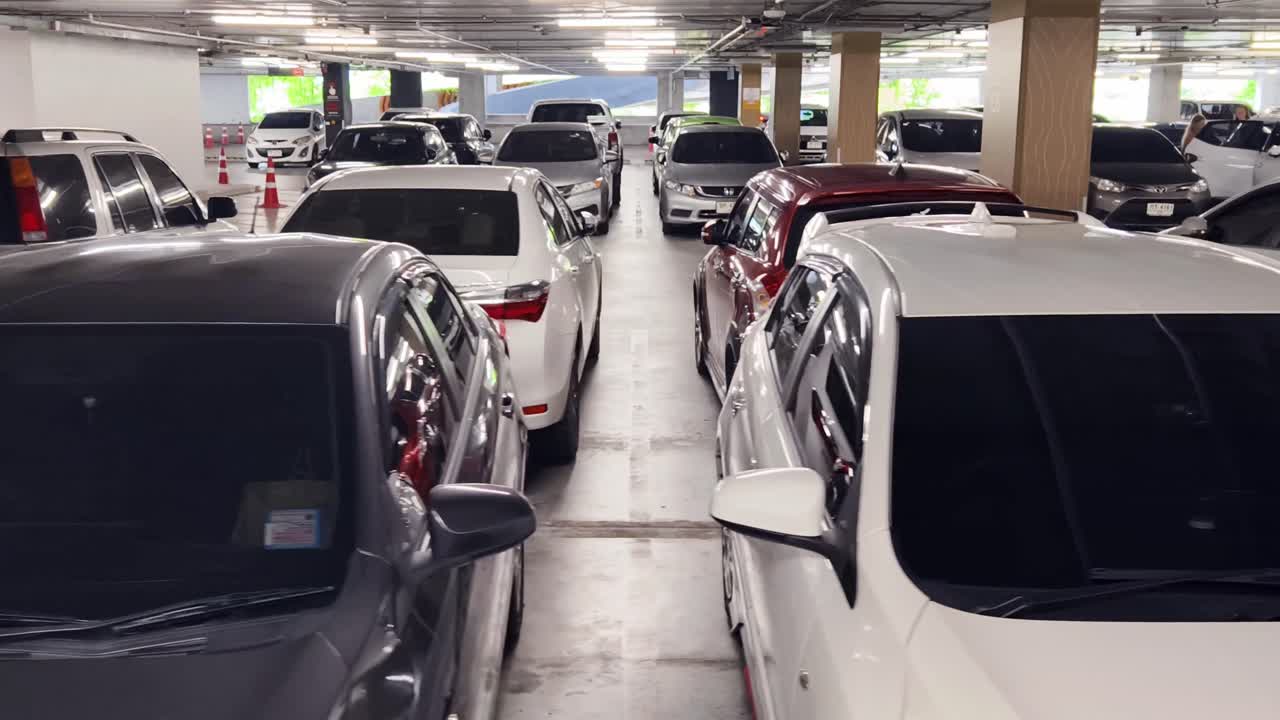 garaje de estacionamiento ocupado con código qr de asistencia