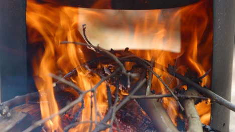 alguien está haciendo fuego con palos secos de madera