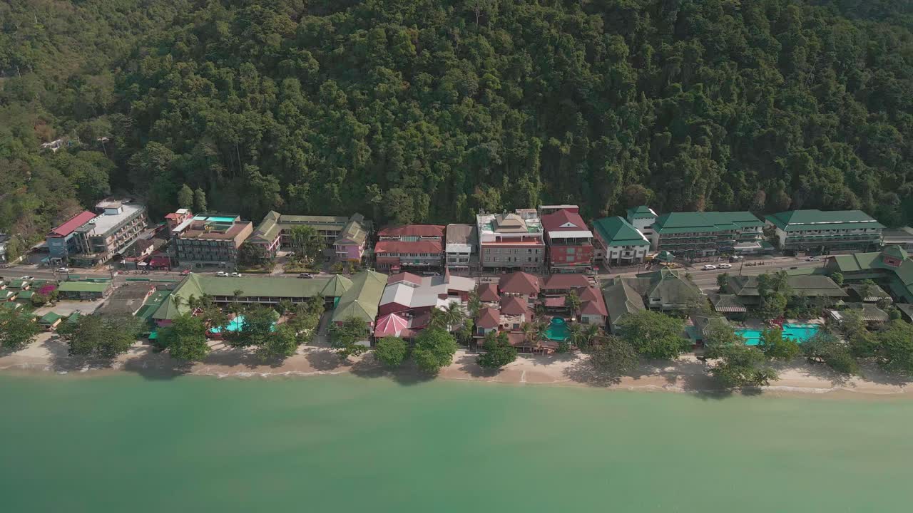 vista aérea panorámica sobre los hoteles junto a la playa en la isla de koh chang