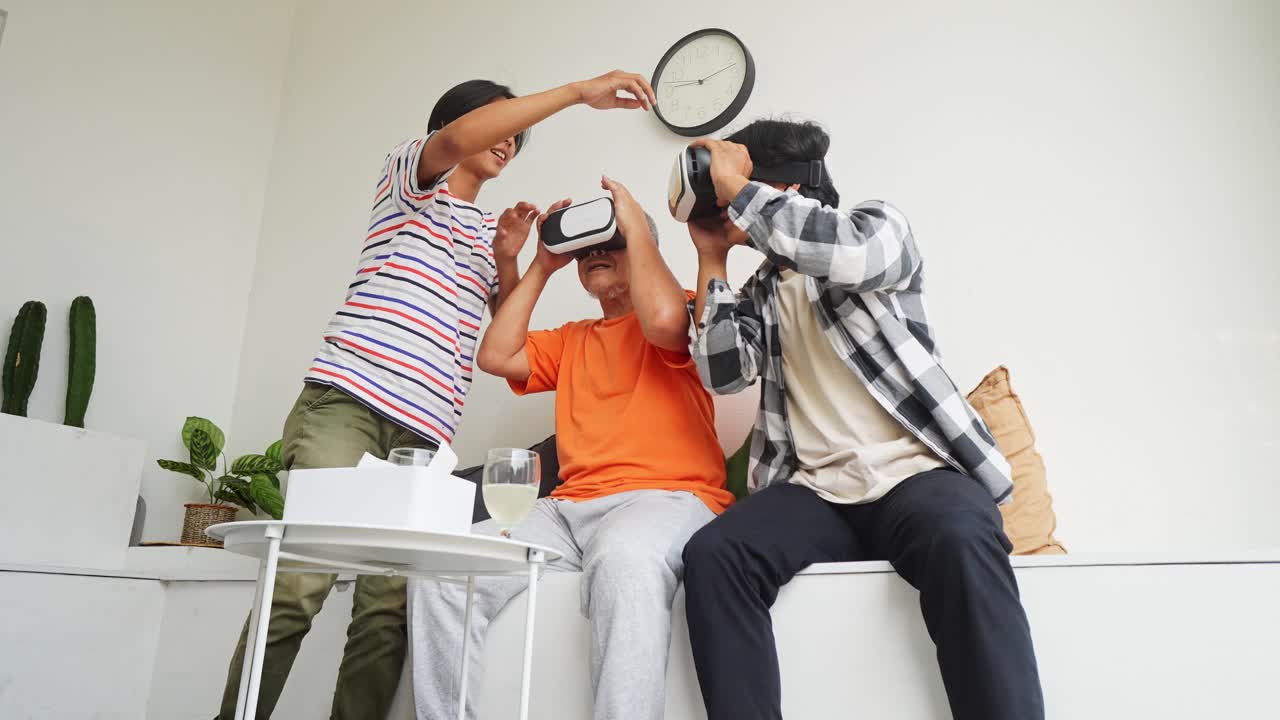 행복한 아시아인 아버지와 아들은 처음으로 vr 안경을 사용하려고 합니다.