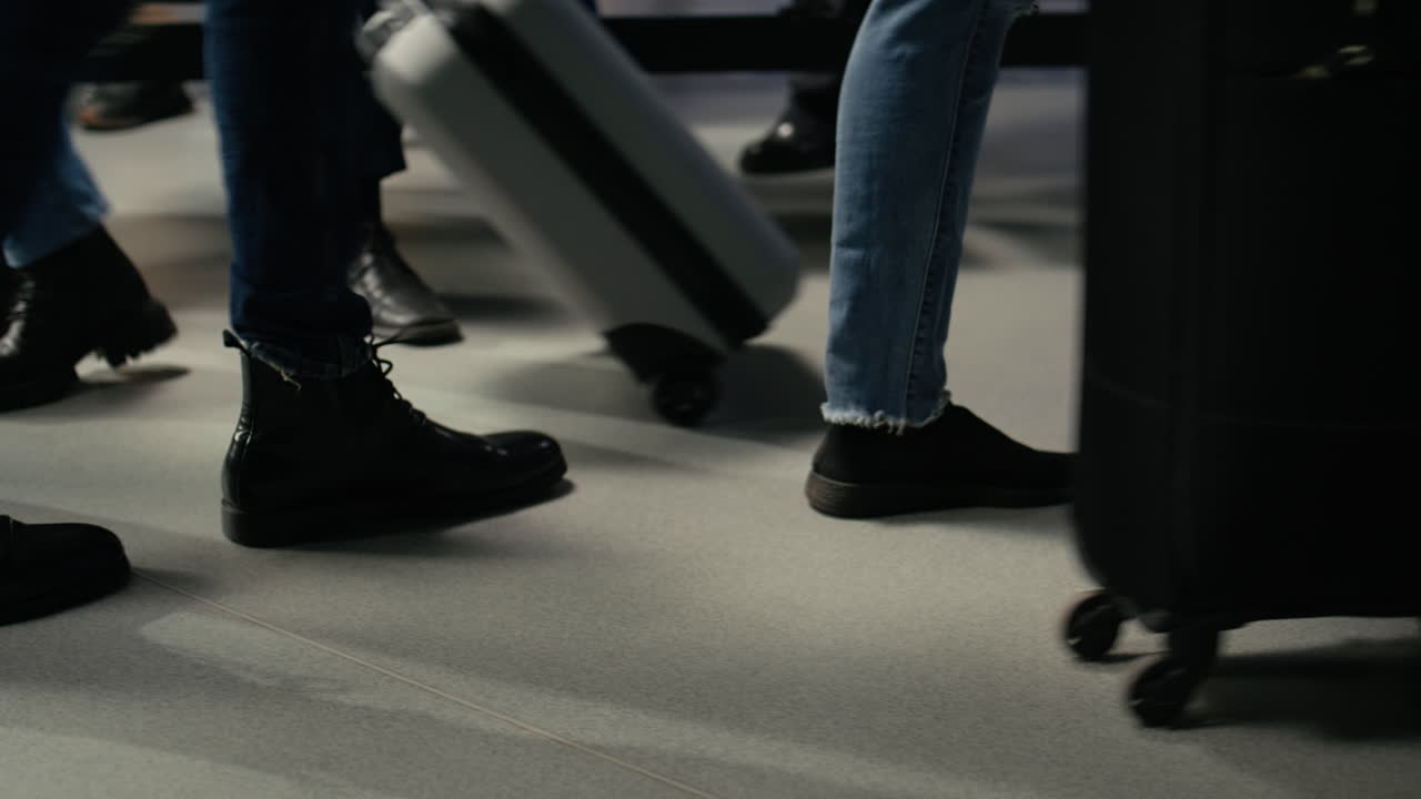Membawa troli, check-in bandara, dan tampilan dekat turis di lounge