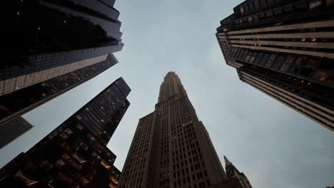 Manhattan-Wolkenkratzer-Mit-Himmel-Nachschlagen