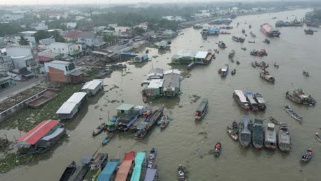 Neblige-Luftaufnahme-Erhebt-Sich-über-Dem-Schwimmenden-Markt-Cai-Rang-Am-Fluss-In-Vietnam