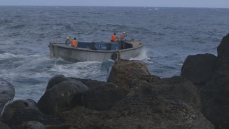 lancha repleta de contenedores va a cargar el cielo de caledonia