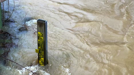 An-Einem-Im-Fluss-Stehenden-Wasserstandsmesser-Kann-Man-Den-Wasserstand-Bei-Hochwasser-In-Zeitlupe-Ablesen