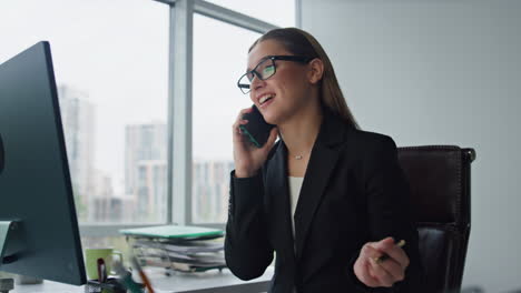 agente de ventas hablando por teléfono consultoría cliente primer plano. mujer sonriente oficina de trabajo