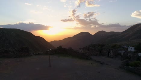 toma aérea de ruinas al atardecer en el pueblo fantasma real de catorce y montañas, san luis potosi méxico