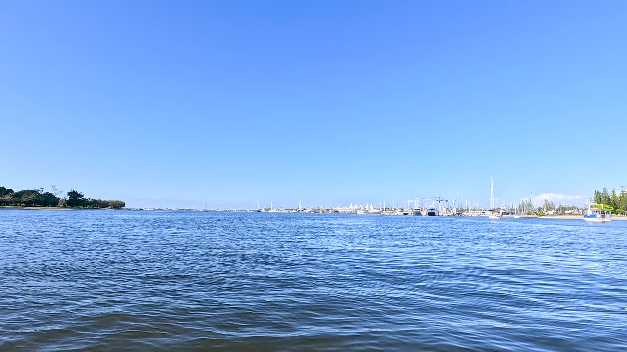 도시 스카이라인을 볼 수 있는 경치 좋은 강 항해