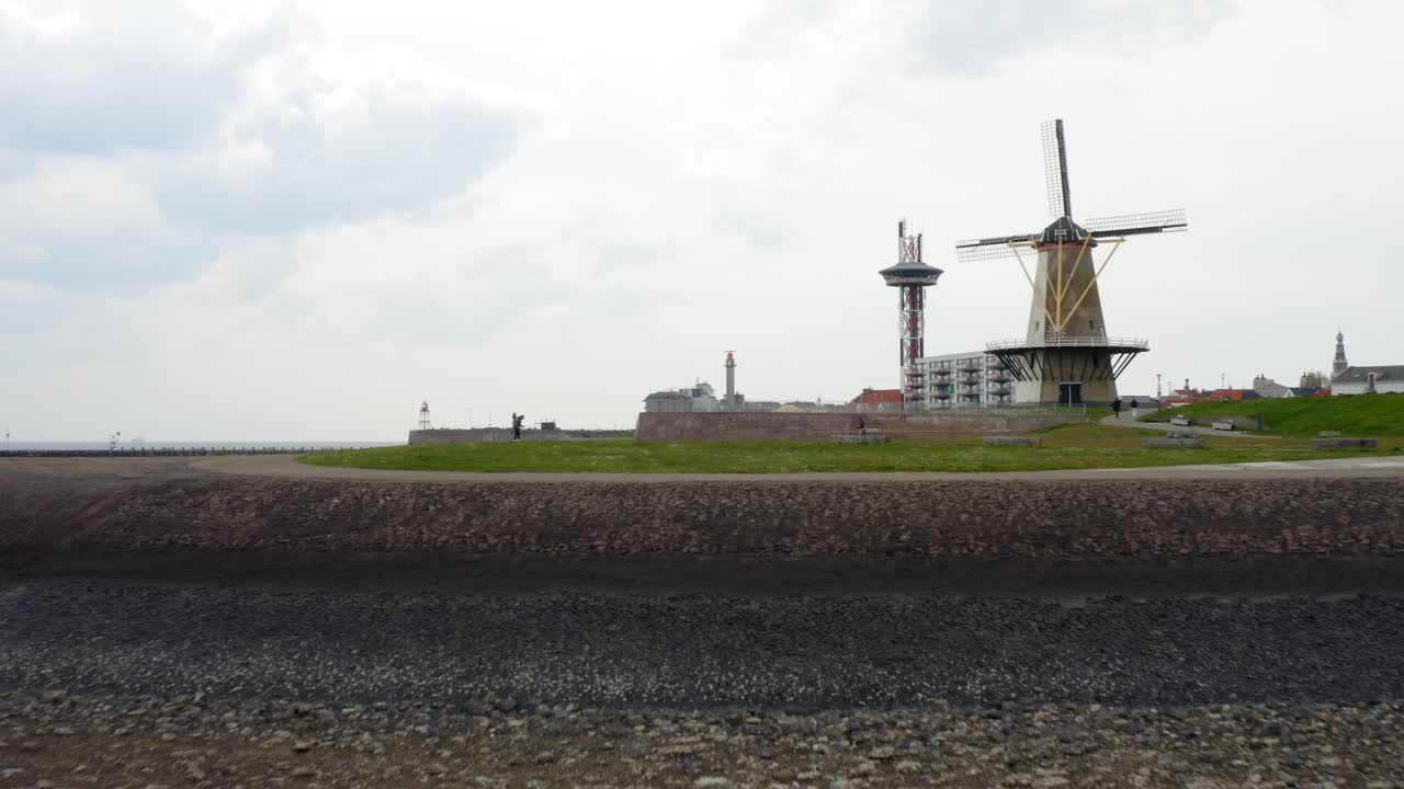 네덜란드 블리싱겐에서 놀고 있는 스케이터가 거의 없는 요새화된 부두에 대한 공중 저고도 접근