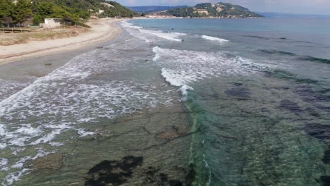 Video-In-Zeitlupe,-Das-Das-Plätschern-Der-Wellen-Am-Strand-Von-Posidi,-Chalkidiki,-Griechenland-Zeigt