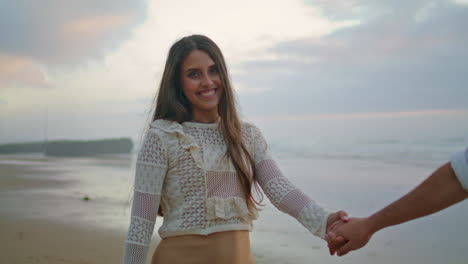 Mujer-Despreocupada-Riéndose-Del-Primer-Plano-De-La-Cita-En-La-Playa-Al-Atardecer.-Amantes-Sonrientes-Caminando-Por-El-Mar.