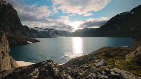 Sonnenuntergang-Vor-Der-Kulisse-Der-Norwegischen-Berge.-Schöne-Natur-Norwegen-Naturlandschaft.