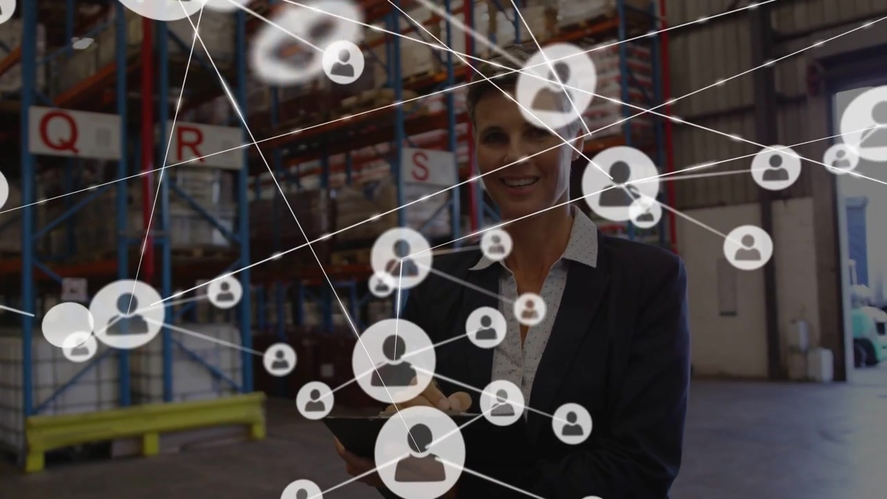 Video verticale: Responsabile della fornitura che prende appunti su un blocco note, scansiona gli scaffali, con una rete che appare a sinistra mappando lo stock.