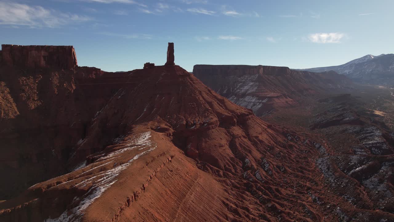 Vista aerea delle formazioni di arenaria rossa della Castle Valley, Utah, USA, in una soleggiata serata invernale