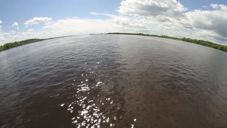 Weitwinkelaufnahme-Einer-Großen-Flussüberquerung