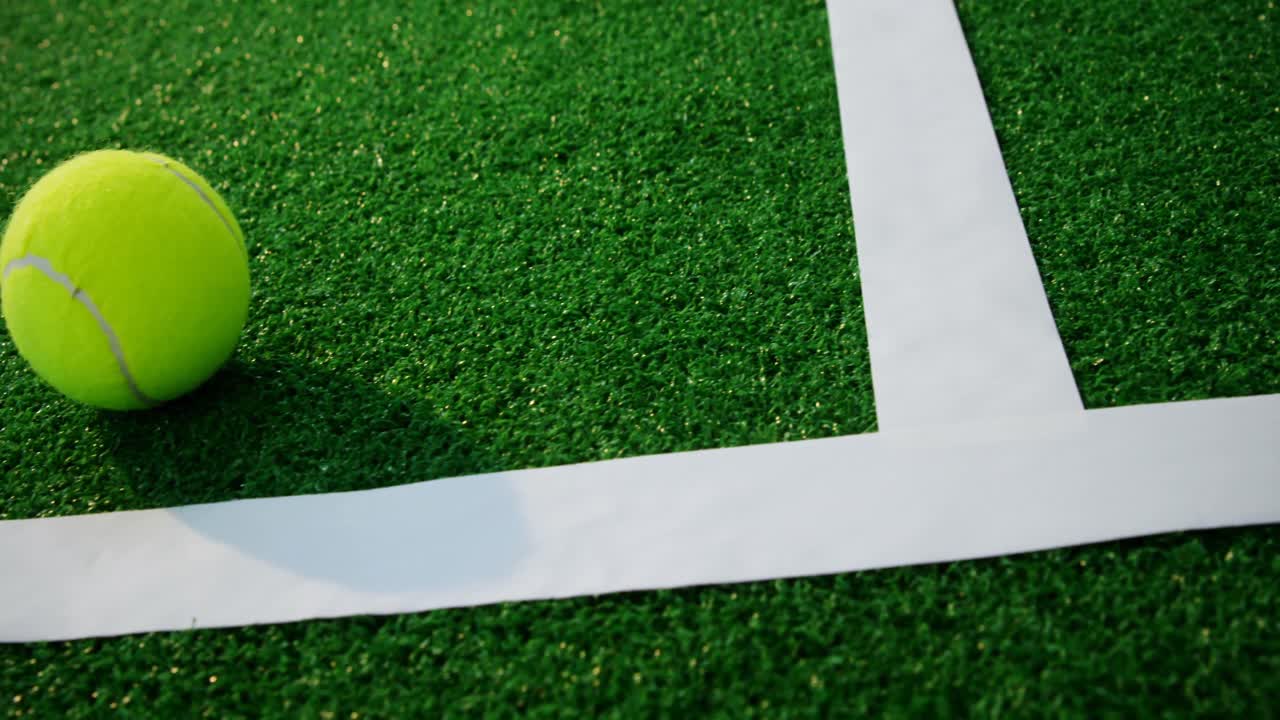 Tennispallo valkoisen viivan lähellä 4k