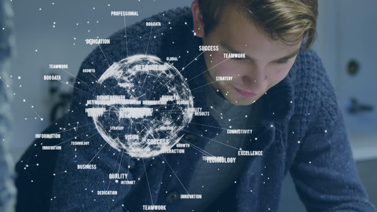 animación de procesamiento de datos globo de conexiones y palabras de negocios sobre el hombre usando teléfono inteligente