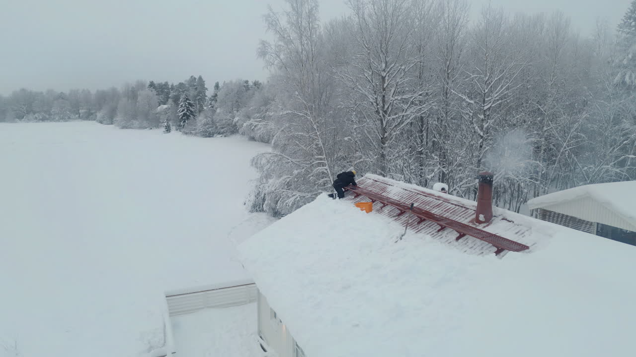 carpintero trabajando en el techo de la casa en el clima extremo del invierno
